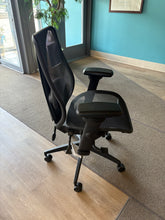 Charger l'image dans la galerie, SURPLUS D'INVENTAIRE Chaise ergonomique TCentric Hybride assise en mesh
