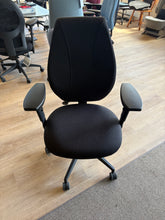 Charger l'image dans la galerie, SURPLUS D'INVENTAIRE  Chaise AirCentric
