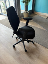 Charger l'image dans la galerie, SURPLUS D'INVENTAIRE  Chaise AirCentric
